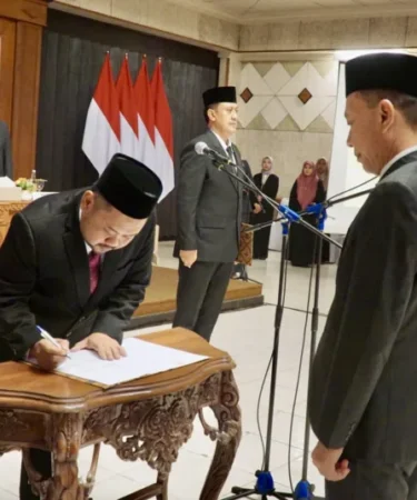 1793170541 edy hadisiswoyo dilantik sebagai pj sekda gresik bupati tekankan soliditas birokrasi zTgwl2 750x536 1