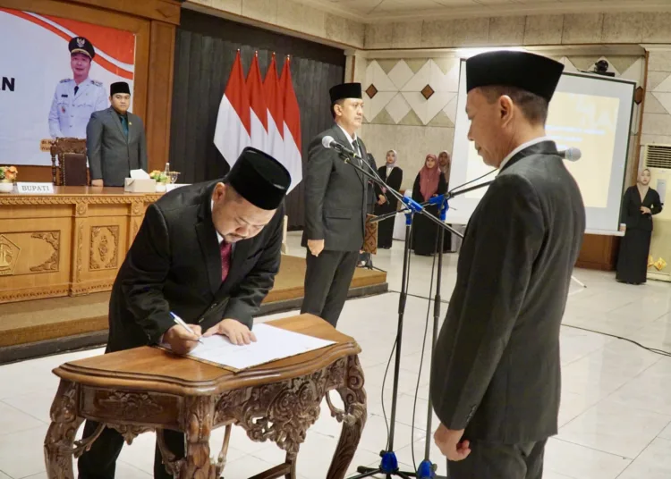 1793170541 edy hadisiswoyo dilantik sebagai pj sekda gresik bupati tekankan soliditas birokrasi zTgwl2 750x536 1