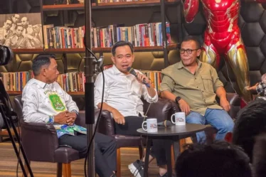 bupati jember gus fawait mengikuti podcast total politik 2 750x536 1