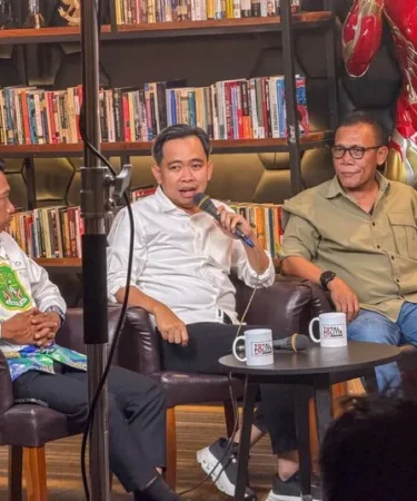 bupati jember gus fawait mengikuti podcast total politik 2 750x536 1