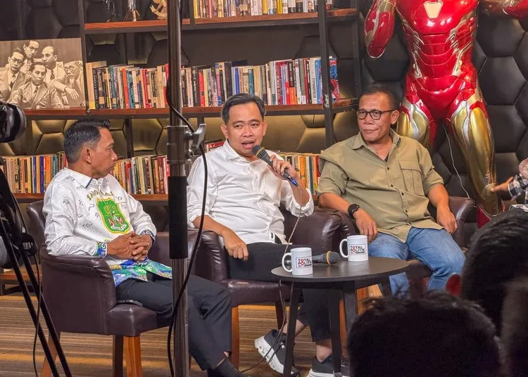 Gus Fawait Terjemahkan Arah Kebijakan Prabowo ke Program Daerah, dari Home Care hingga Beasiswa 1 bupati jember gus fawait mengikuti podcast total politik 2 750x536 1