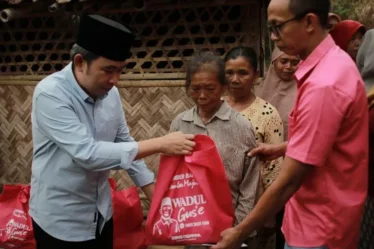 bupati jember gus fawait serahkan bantuan sembako 750x536 1