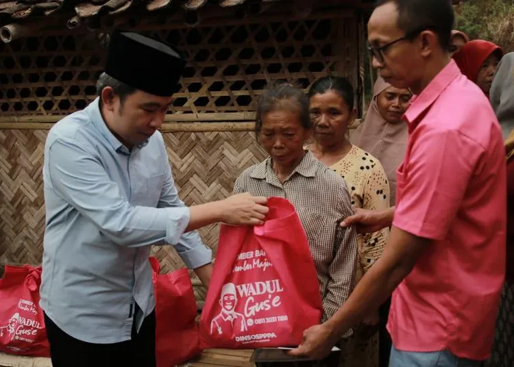 bupati jember gus fawait serahkan bantuan sembako 750x536 1