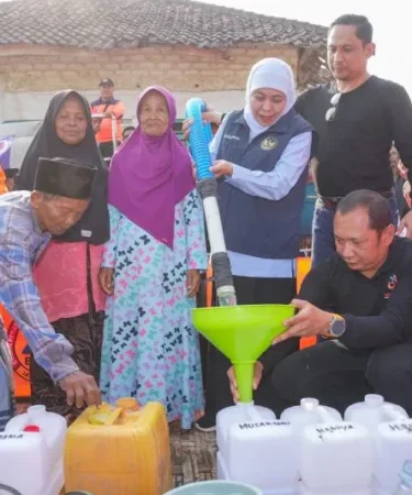 gubernur jatim khofifah salurkan air bersih di sumenep 750x533 1