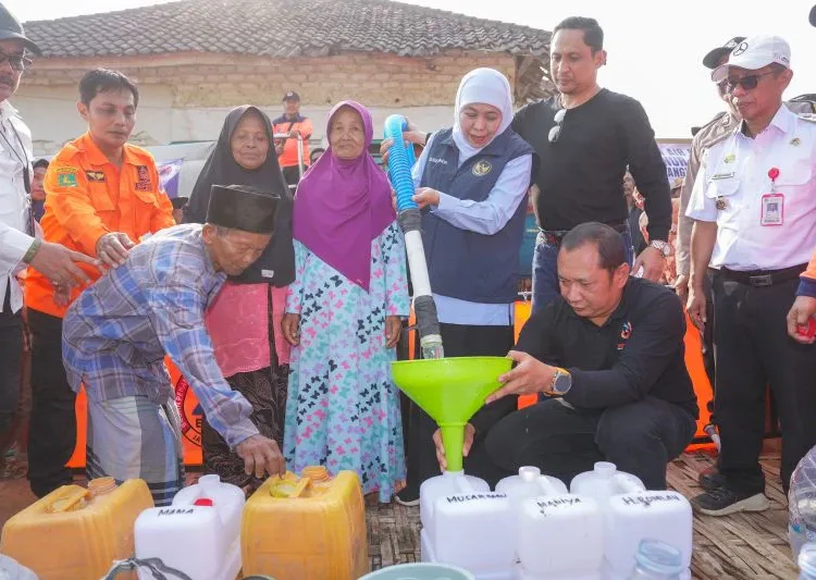 Atasi Dampak Kekeringan di Sumenep, Khofifah Siapkan Sumur Bor Awal 2027 1 gubernur jatim khofifah salurkan air bersih di sumenep 750x533 1