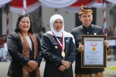 gubernur jatim khofifah terima piagam muri 750x533 1