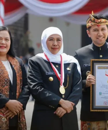 gubernur jatim khofifah terima piagam muri 750x533 1