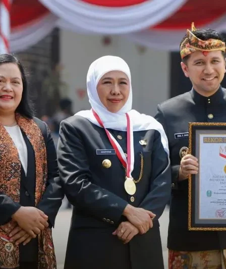 Pecahkan Rekor MURI, SMK se-Jatim Servis Gratis 9.175 Motor di 354 Lokasi 2 gubernur jatim khofifah terima piagam muri 750x533 1