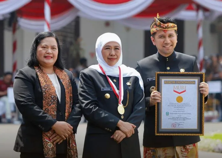 gubernur jatim khofifah terima piagam muri 750x533 1