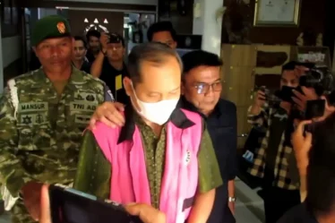 kejari jember tahan mantan sekwan sy