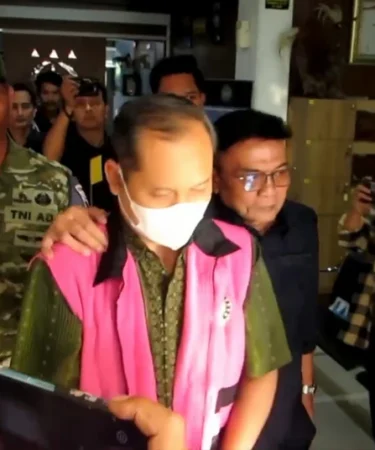 kejari jember tahan mantan sekwan sy