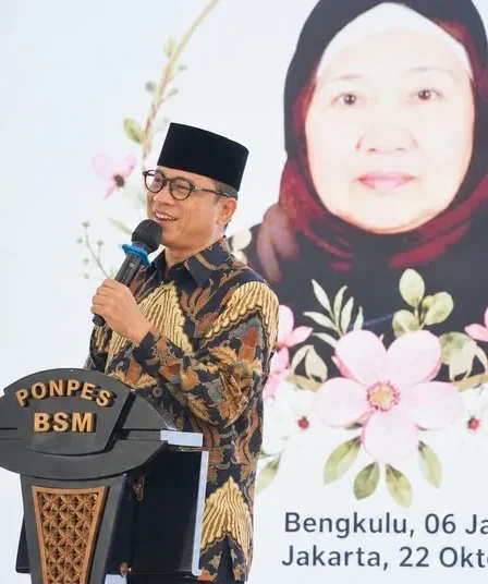 Mendes Yandri: Santri Harus Jadi Benteng Moral di Tengah Krisis Keteladanan 7 mendes pdt yandri susanto1 750x536 1