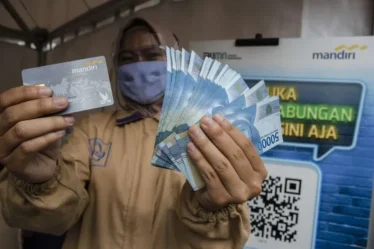 penyerahan bantuan subsidi upah pekerja 750x536 1