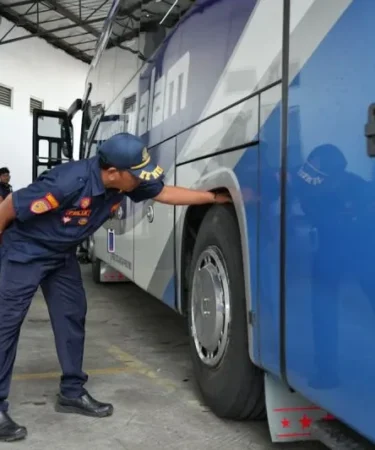 petugas dishub lakukan ramp check bus di terminal 750x533 1