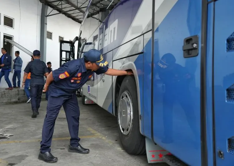 petugas dishub lakukan ramp check bus di terminal 750x533 1